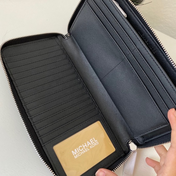 Michael Kors Jet Set Travel Large Wallet - Picture 3 of 6